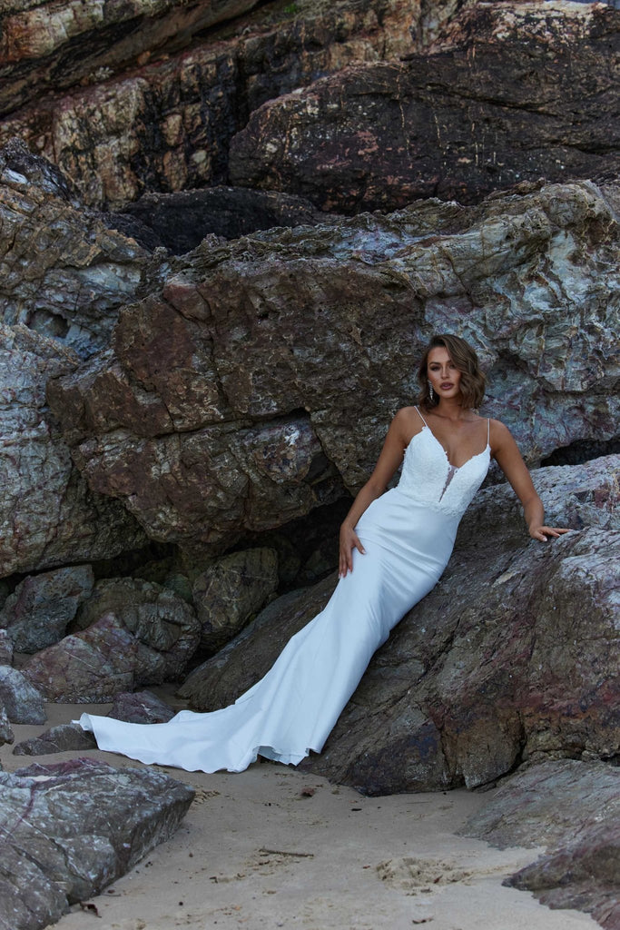 (SAMPLE SALE) Fern Fitted Ruffle Wedding Dress - TC380